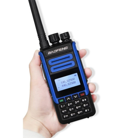 Baofeng_BF-H7_10W_with_hand-min