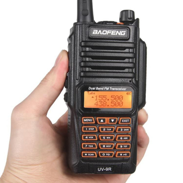 Baofeng_uv-9r_hand-min